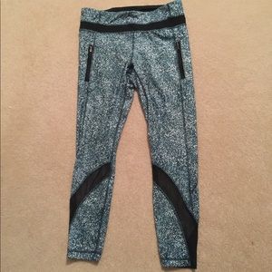 Lululemon NEW printed blue crop leggings, Size 8